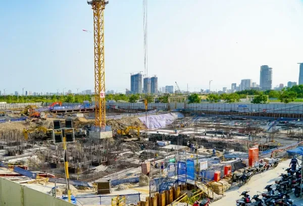 Doanh nghiệp địa ốc rục rịch chào bán trở lại 5 Ben trong 1 cong trinh dang thi cong o quan 2