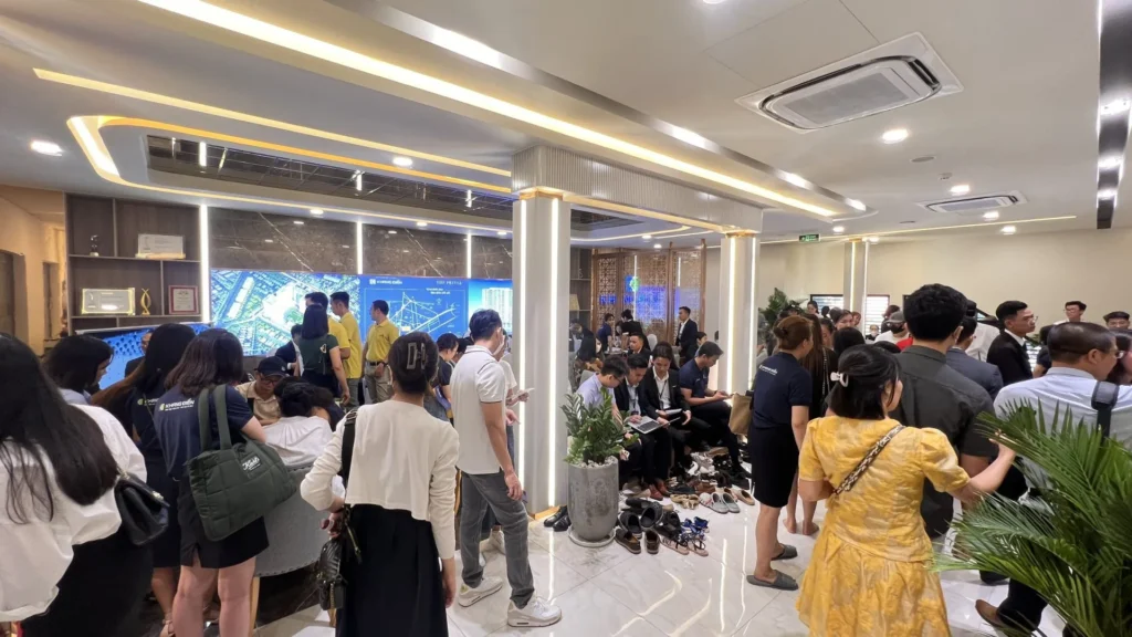 Thị trường bất động sản có nhiều tín hiệu phục hồi 5 KHAI TRUONG CAN HO MAU 10