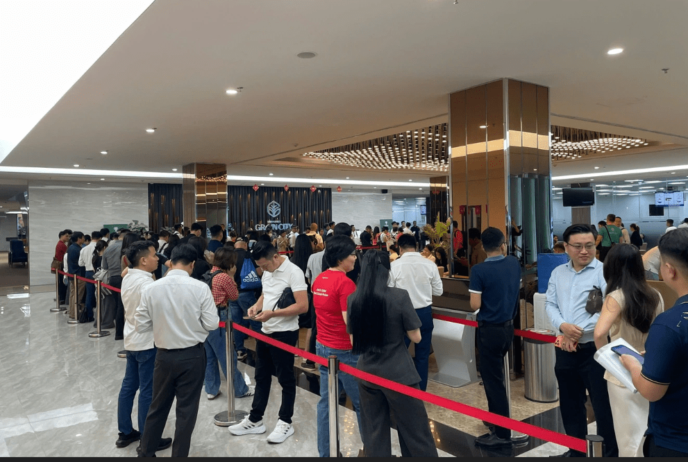 Hàng trăm nhà đầu tư xếp hàng ký quỹ giữ chỗ Vịnh Ngọc Vinhomes Cần Giờ