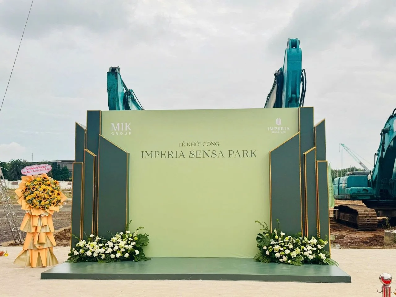 Lễ khởi công Imperia Sensa Park: MIK Group động thổ dự án ven sông Rạch Chiếc 9 Backdrop sân khấu lễ khởi công Imperia Sensa Park với máy móc thi công phía sau